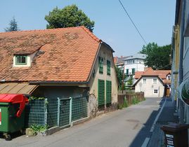 Haus ragt in die Straßenflucht - 2015