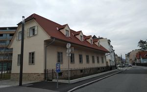 Straßenseitig, nach der Sanierung - 2023