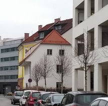 nach Sanierung und mit Neubau im Vordergrund - 2023