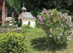 Garten mit Kapellchen - 2010