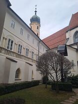 Westseitiger Klosterhof mit Kreuz - 2023