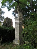 Kreuzsäule , im Garten versteckt - 2016