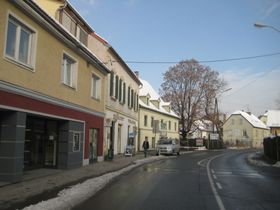 In der intakten Dorfzeile ganz rechts - 2010